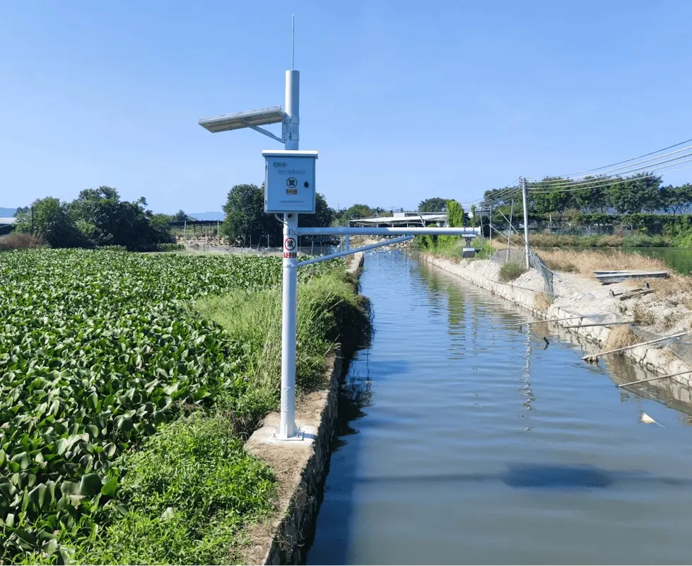 Commercial center-pivot irrigation field equipped with precision meteorological and agricultural hydrological monitoring instrumentation.